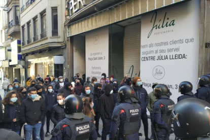 Un ejército de antidisturbios evita que se enfrenten independentistas y manifestantes de Vox en Lleida