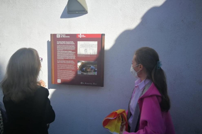 Placa instalada ayer en el cementerio de Alguaire. 