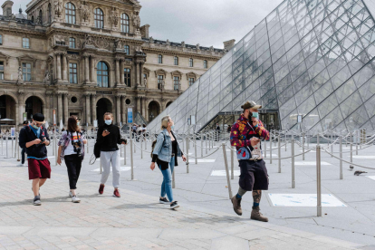 El Louvre recuperó ayer la actividad, pero con muchos menos visitantes de lo que es habitual. 