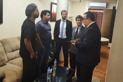 El fiscal Federico Delfino, a la derecha, habla con Ronaldinho y su hermano.