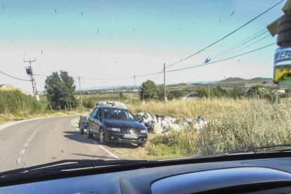 Un coche con un remolque cogido ‘in situ’ echando basura en una finca a  las afueras de Alcoletge.