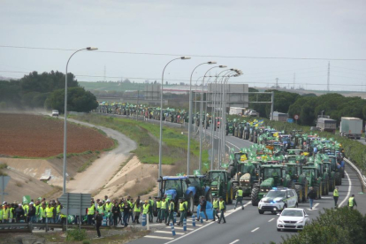 Manifestación por el futuro del campo, ayer, en la A-49 en Huelva.