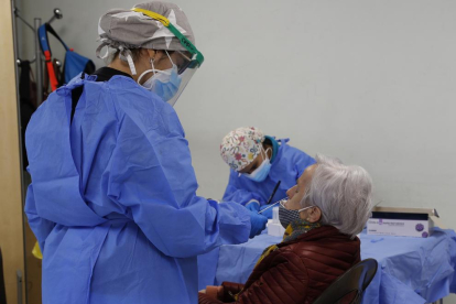 Proves de coronavirus a ancians en una residència, un col·lectiu molt colpejat per la Covid-19.