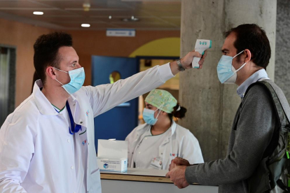 Control de temperatura per entrar en un hospital a Madrid, comunitat que suma més contagis.