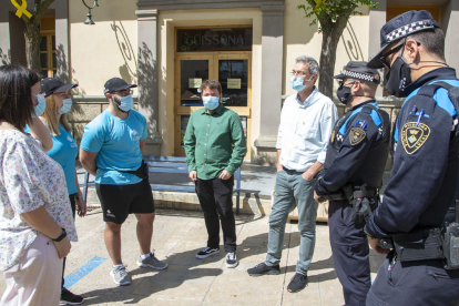 Els agents cívics (samarreta blava) i el mediador sanitari amb els vigilants municipals i l’alcalde.