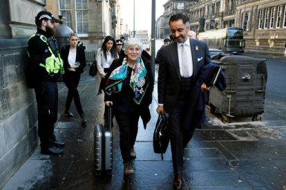 Ponsatí i el seu lletrat, Aamer Anwar, ahir, abans de la vista de l’euroordre en un tribunal d’Edimburg.