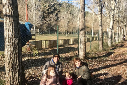 Una família després de recollir el tió ahir al matí al parc de la Mitjana de Lleida.