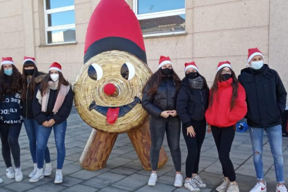 Una família després de recollir el tió ahir al matí al parc de la Mitjana de Lleida.