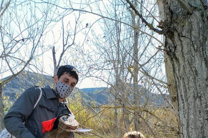 Una família després de recollir el tió ahir al matí al parc de la Mitjana de Lleida.