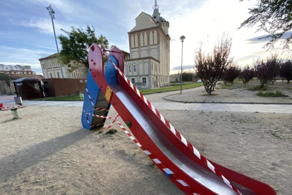 imagen de uno de los parques infantiles de Cervera cerrados.