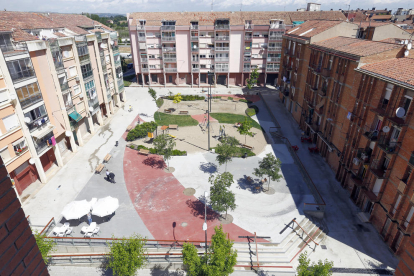 Vista panoràmica de la plaça, la urbanització de la qual va ser inaugurada el juny del 2014