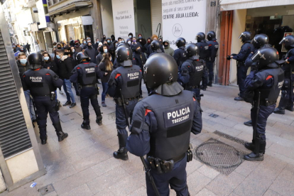 Integrants de Vox, ahir a la plaça Paeria de Lleida.