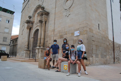 Varios de los jóvenes, con una de las técnicas de Quàlia y el alcalde de El Palau. 