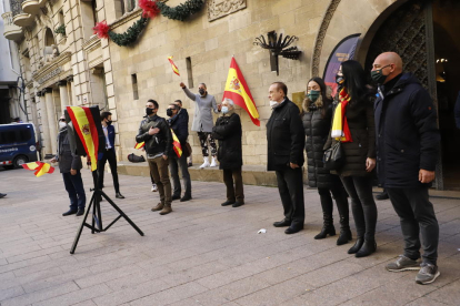 Integrants de Vox, ahir a la plaça Paeria de Lleida.