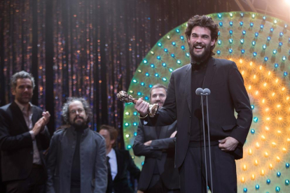 Oliver Laxe (‘O que arde’), en los Gaudí, con Xavi Font justo detrás.