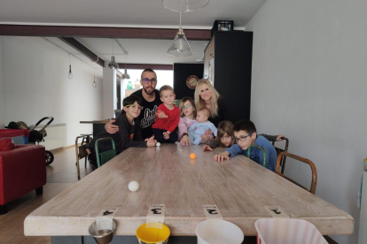 Albert y Goretti con sus hijos Noé, Blai, Nati, Valèria, Dan y Aimar, en su casa de Bellcaire.