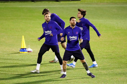 Messi, Alba i Riqui Puig, ahir entrenant-se a l’estadi saudita.