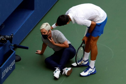 Novak Djokovic s’interessa per l’estat de la jutge de cadira després de rebre el cop de pilota.