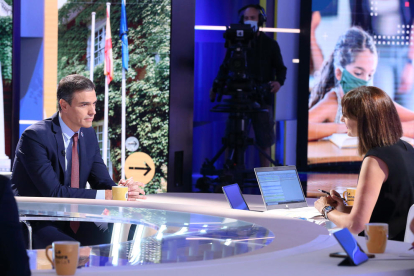 La leridana Mònica López entrevistó ayer a Sánchez en el debut del programa ‘La Hora de la 1’ en TVE.
