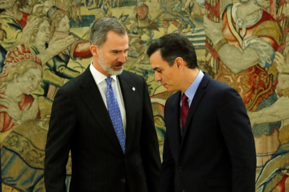 Felip VI i el cap de l’Executiu central, Pedro Sánchez, ahir, al Palau de la Zarzuela.
