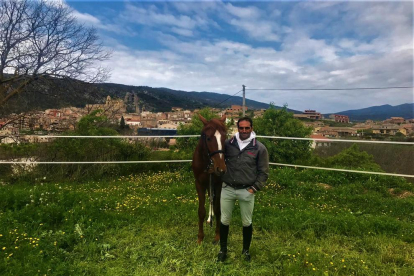 Albert Hermoso, ayer junto al caballo Atento, en las instalaciones de Els Serrats de Os de Balaguer.