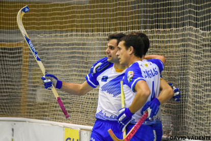 Los jugadores listados celebraron la clara victoria sobre el Mataró en el vestuario.