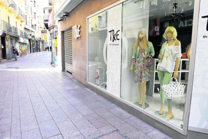 La principal arteria comercial de Lleida ciudad, el Eix, ayer con las tiendas cerradas y vacío. 
