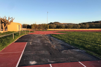 Estado actual de una parte de las pistas de atletismo y del campo de fútbol de Arbeca.