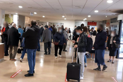Marea Blanca alerta de aglomeraciones de personas en los accesos a los hospitales Arnau de Vilanova y Santa Maria de Lleida