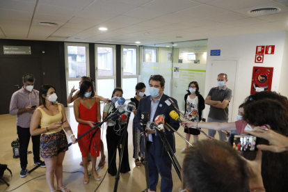 Adrià Comella atendió ayer a los medios en el Arnau tras reunirse con los responsables del hospital.
