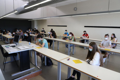 La Universitat de Lleida va utilitzar taules com a separadors entre els alumnes per garantir la distància de seguretat de dos metres.