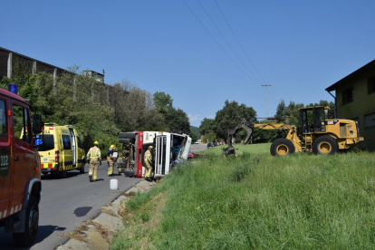 El camió es va enganxar amb un cable de telefonia que creua la carretera de Castellbò.