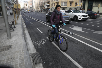 Membres de la plataforma En Bici Per Lleida al carril bici de l’avinguda del Segre.
