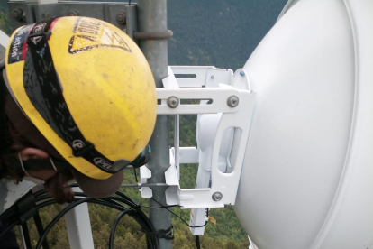 Instal·lació d’una antena d’internet a la Vall de Boí.