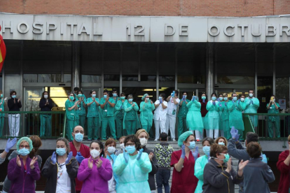 Un operario ayer durante la desinfección de un centro para personas mayores en Málaga.