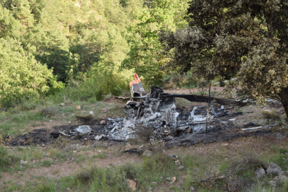 Restes de l’helicòpter, que es va incendiar dilluns després d’impactar contra un prat a la Vansa i Fórnols.