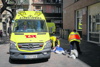 Una persona infectada pel coronavirus, ahir, desmaiada davant del CUAP Pere Camps de Barcelona.