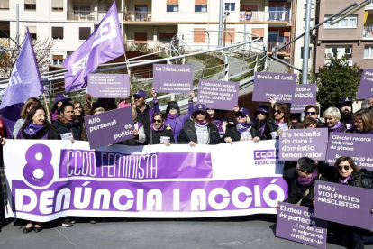 La concentración de CCOO este viernes por la mañana en la plaza Ricard Viñes de Lleida.