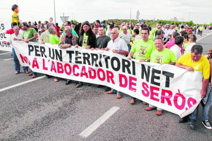 Imatge d’arxiu d’una protesta el 2010 en contra de la planta de residus de Seròs.