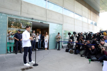 Casillas hace declaraciones a los medios en la salida del hospital.