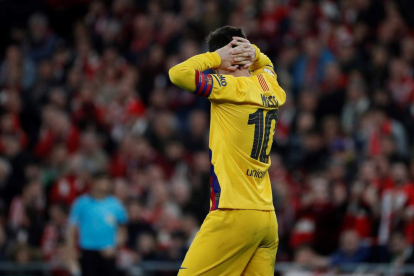 Messi se lamenta por la eliminación del equipo, ayer en San Mamés.