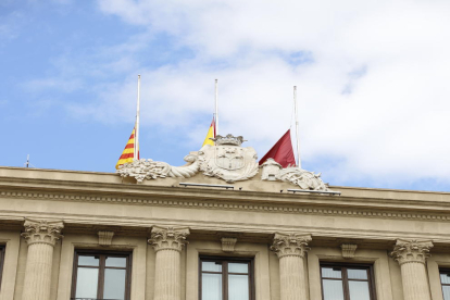 Banderes a mig pal a la façana de Blondel de la Paeria.