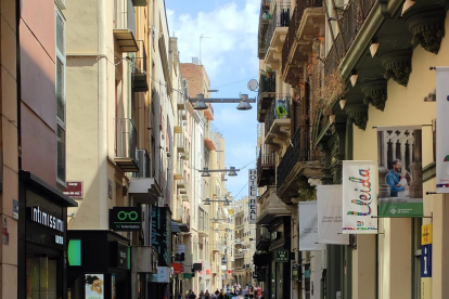 Nombroses persones passejant per l’Eix Comercial de Lleida ahir al migdia.