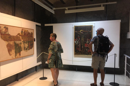 Visitantes en el Museu Diocesà d’Urgell, en La Seu, que reabrió después de tres meses y medio cerrado.