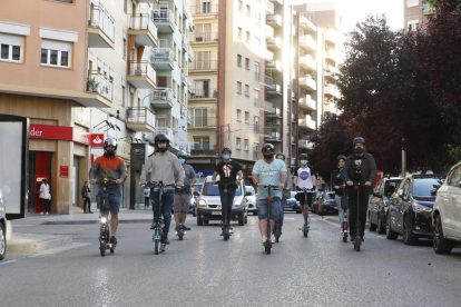 Usuarios de patinetes eléctricos en Lluís Companys, donde la velocidad máxima será de 30 km/hora.