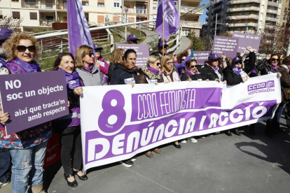 Desenes de dones es van concentrar ahir a la plaça Ricard Viñes per denunciar la bretxa salarial.