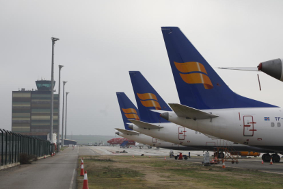 Aviones de la flota de Icelandair estacionados a principios de este año en Alguaire.