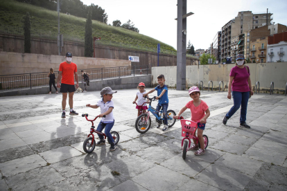 Los niños volvieron a tomar ayer las calles de Lleida, como estos de la imagen con sus bicicletas.