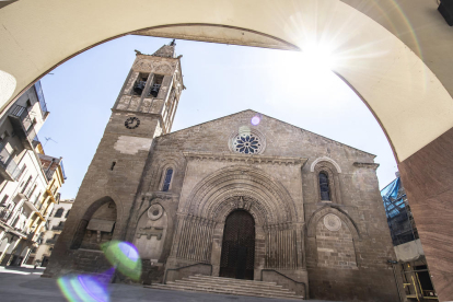 L'Església de Santa Maria d'Agramunt és un tresor per a la vista, hi destaca la seva extraordinària portalada del segle XIII.