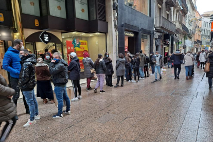 L’Eix Comercial de Lleida, atapeït de gent ahir a la tarda. Al matí també hi va haver una bona afluència de clients i cues.